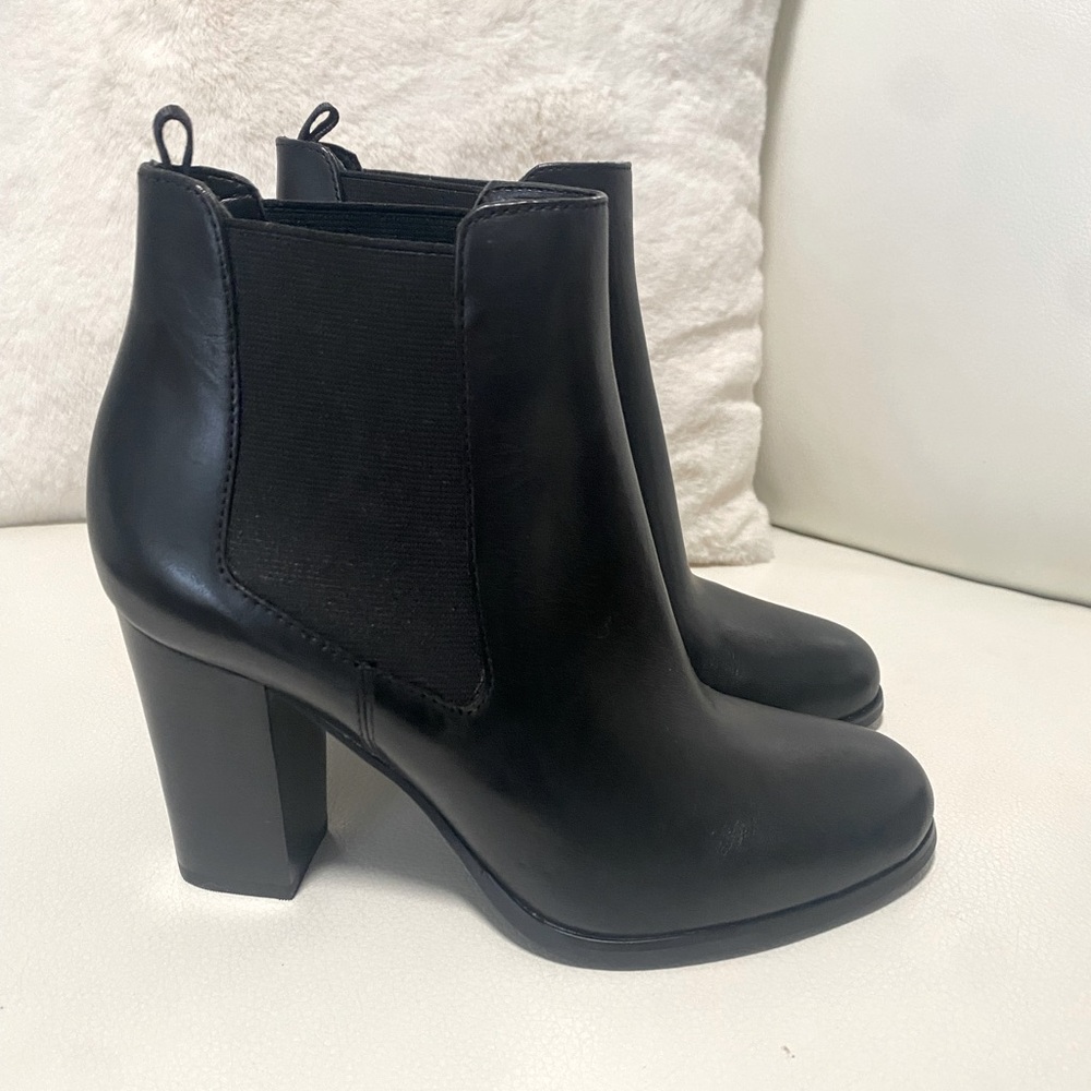 New! Never worn Michael Kors Bootie! Sz5.5